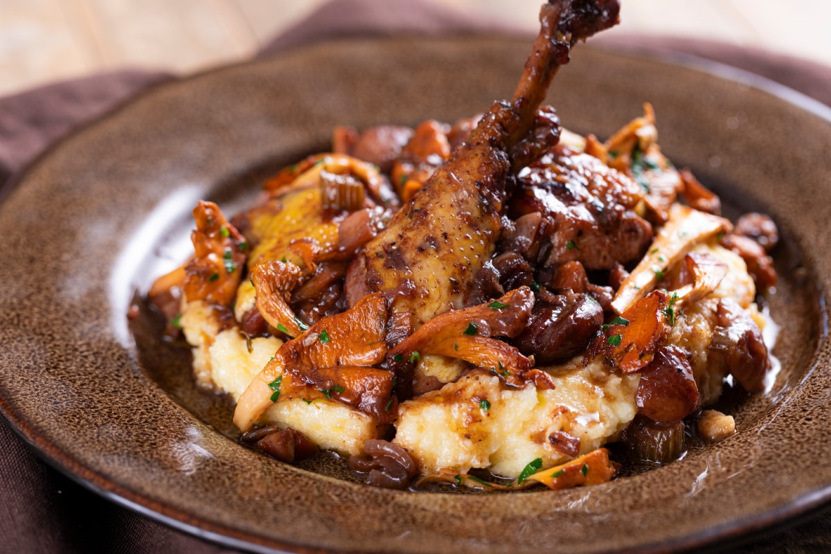 Ensopado de frango com castanhas e cogumelos