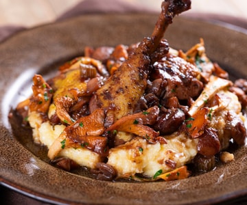 Ensopado de frango com castanhas e cogumelos