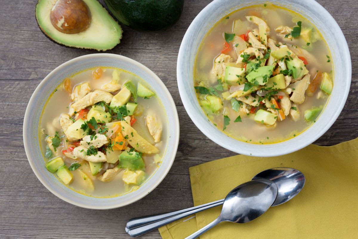 Sopa de frango e abacate