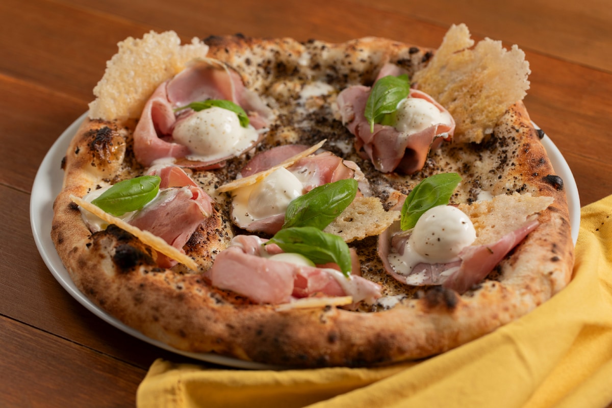 Pizza com creme de trufa e presunto