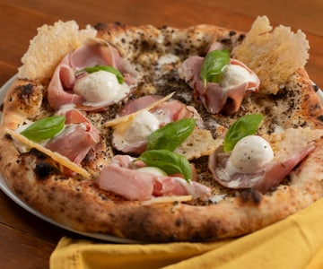 Pizza com creme de trufa e presunto