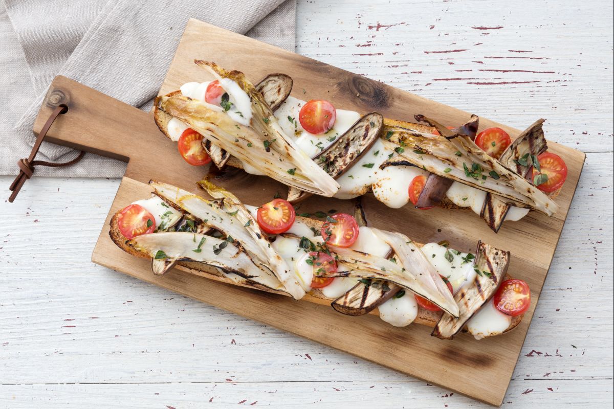 Torrada com vegetais e queijo