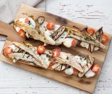 Torrada com vegetais e queijo