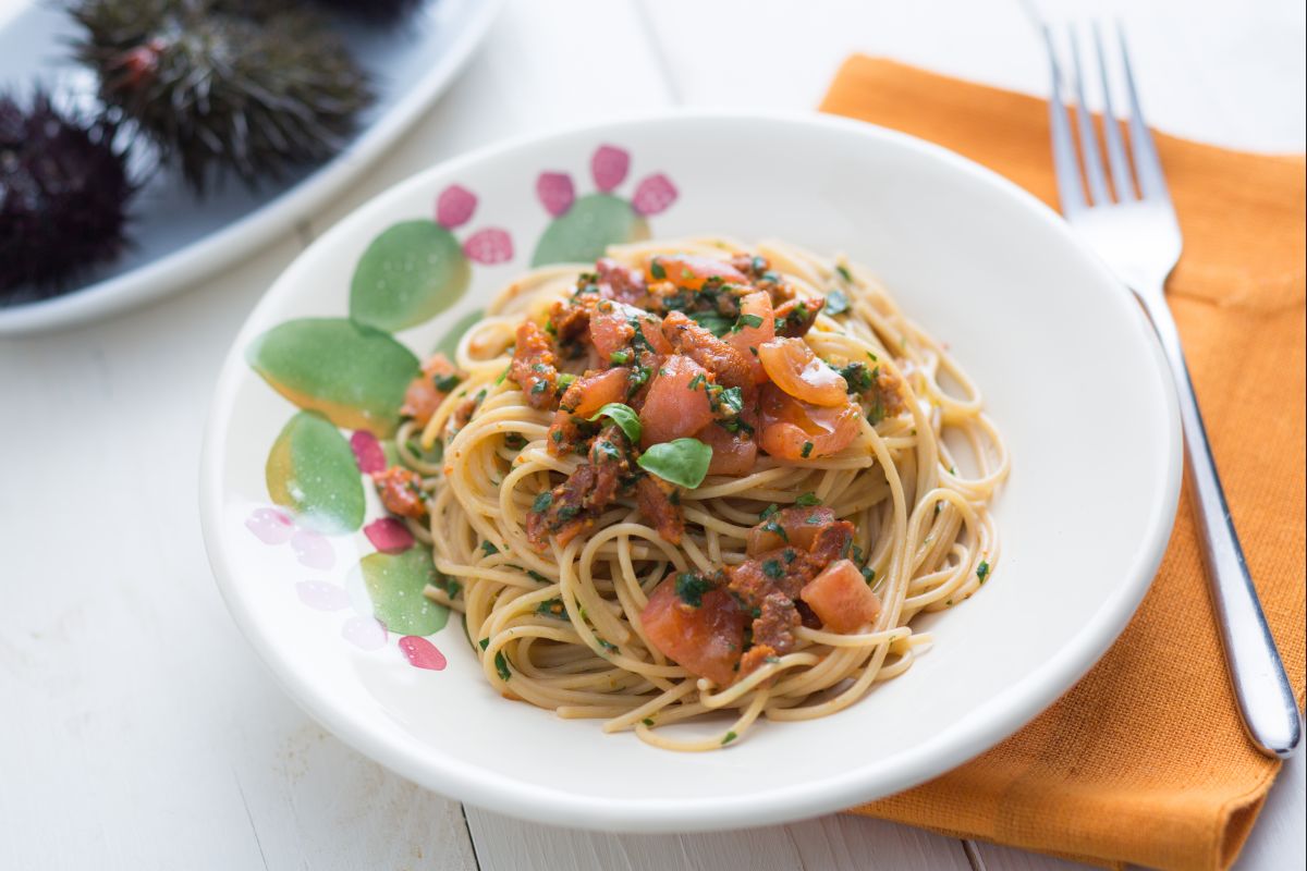 Massa com ouriços e tomates