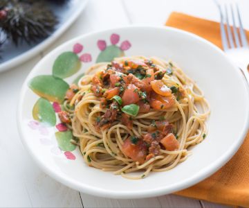 Massa com ouriços e tomates