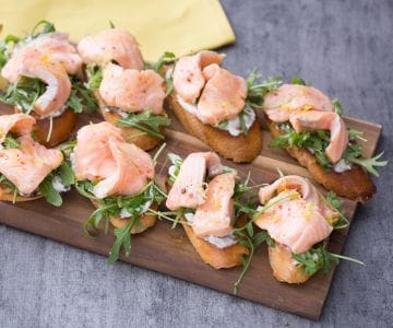 Crostino com salmão marinado