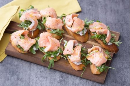 Crostino com salmão marinado