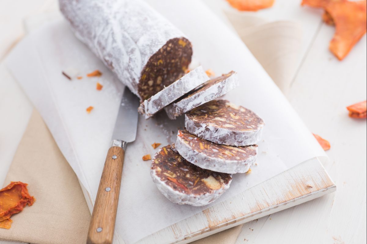 Salame de chocolate com frutas exóticas