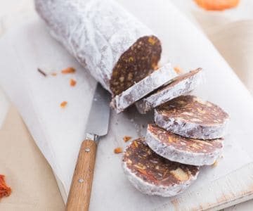 Salame de chocolate com frutas exóticas