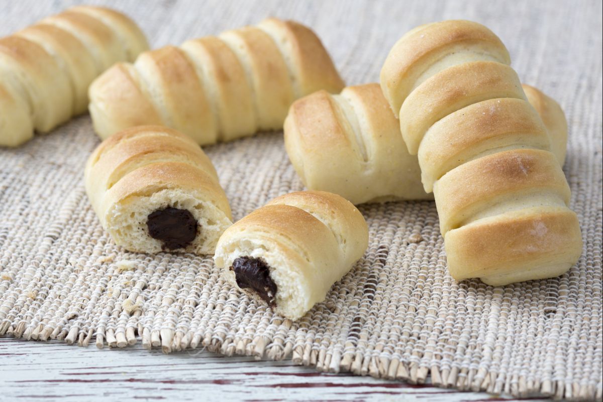 Lanchinhos de massa brioche com chocolate