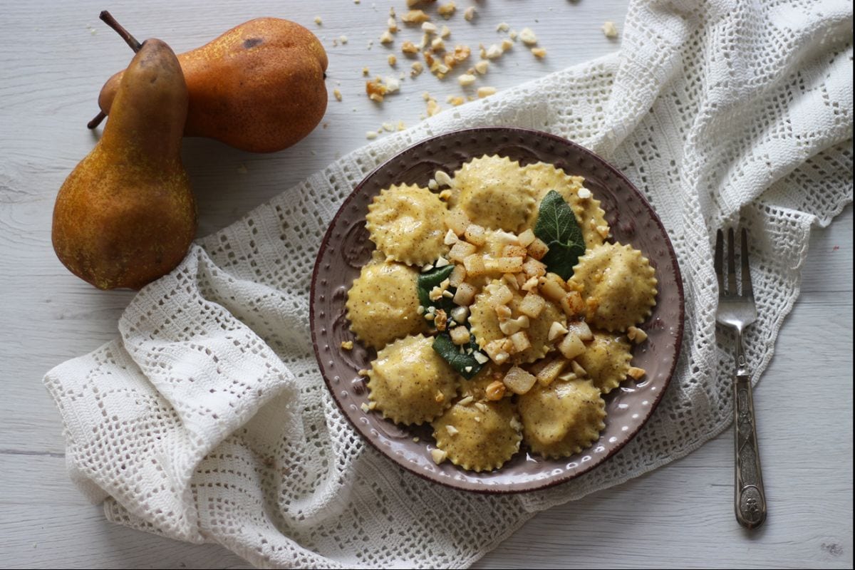 Ravioli de trigo sarraceno com peras e taleggio