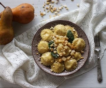 Ravioli de trigo sarraceno com peras e taleggio
