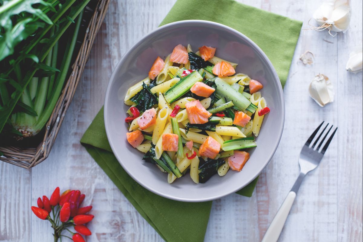 Penne com salmão defumado e chicória refogada