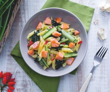 Penne com salmão defumado e chicória refogada