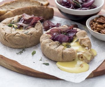 Galette com camembert e cebolas à Bordeaux