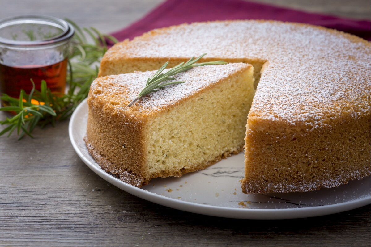 Torta de rum e alecrim