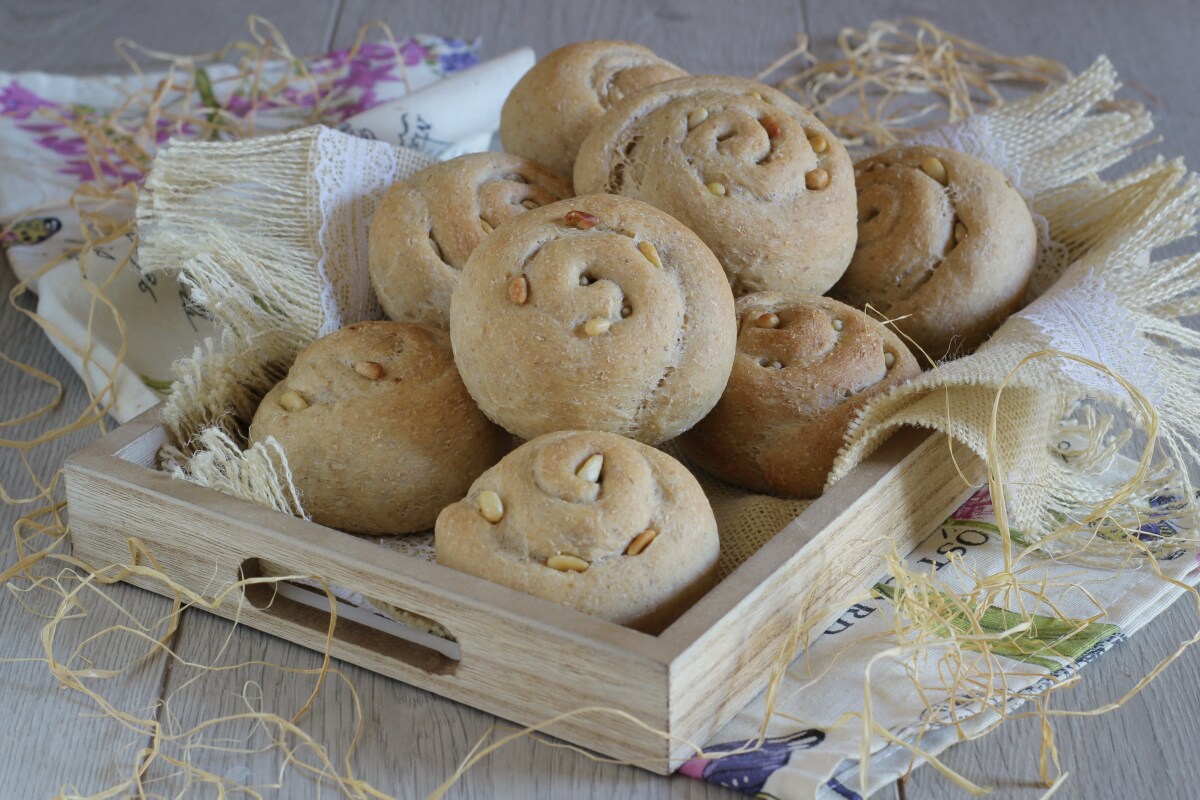 Pãezinhos integrais com pinoli
