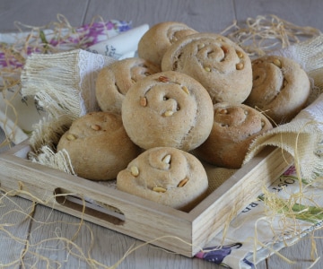 Pãezinhos integrais com pinoli