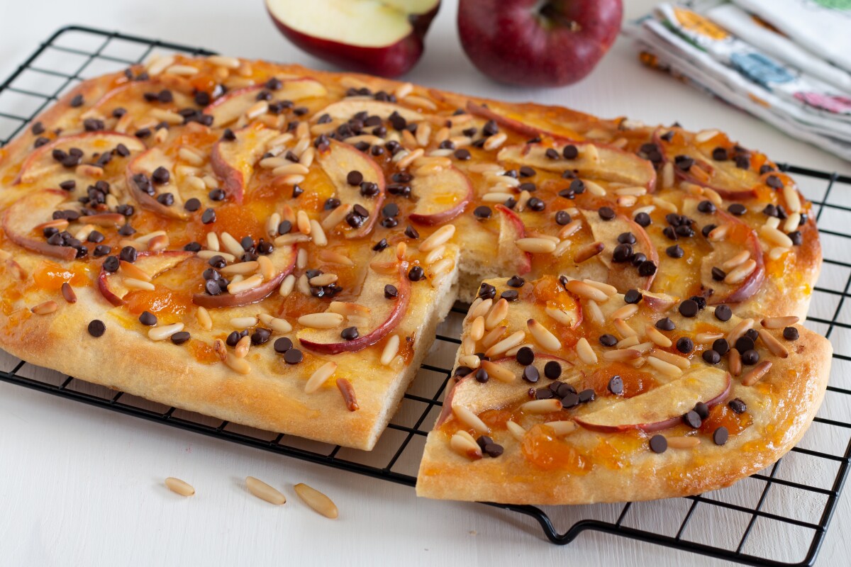 Focaccia doce com maçãs, pinhões e chocolate