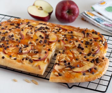 Focaccia doce com maçãs, pinhões e chocolate