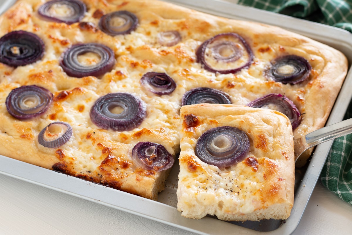 Focaccia com cebolas e stracchino