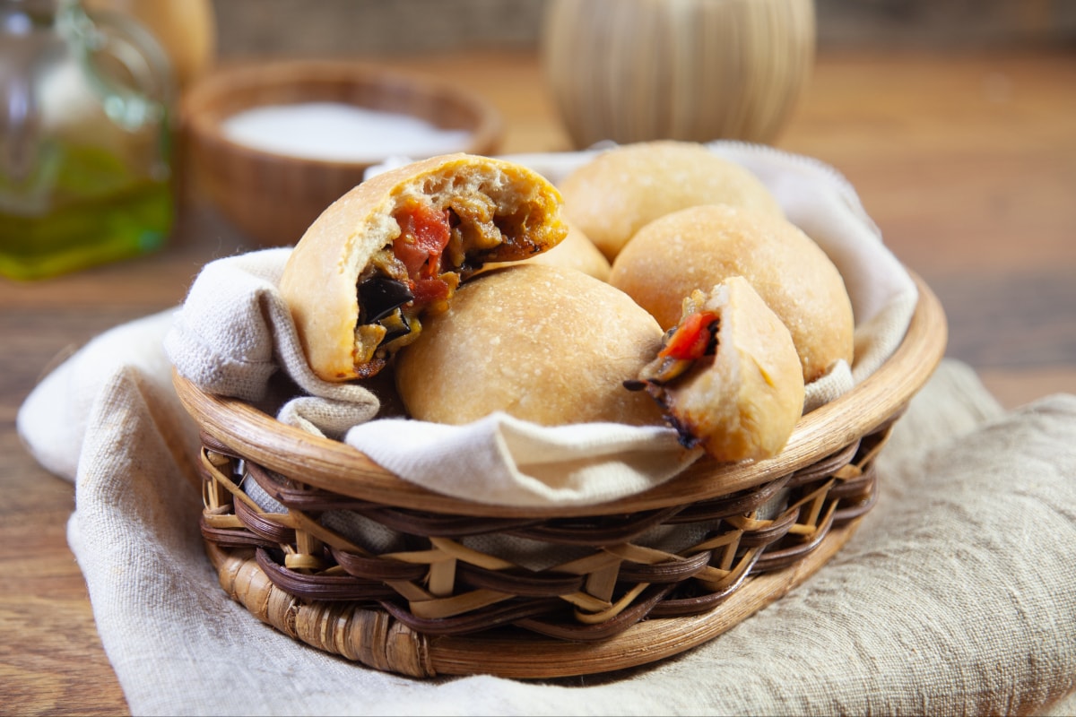 Bombinhas de pizza com berinjela