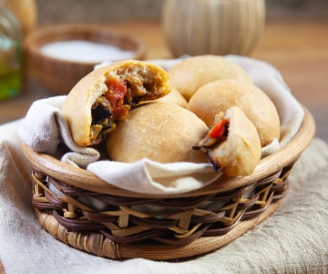 Bombinhas de pizza com berinjela