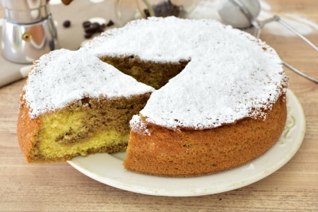 Bolo mesclado de coco e café