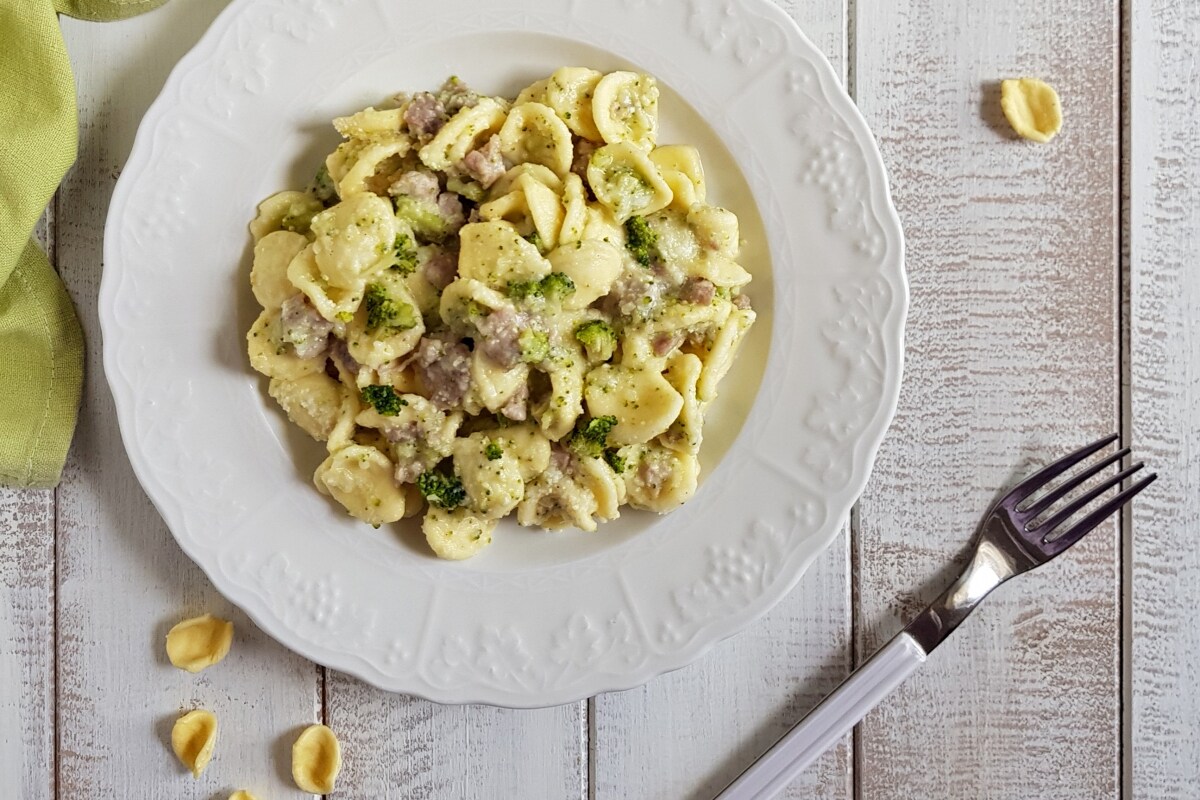 Orecchiette com creme de batata, brócolis e linguiça