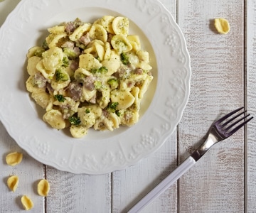 Orecchiette com creme de batata, brócolis e linguiça