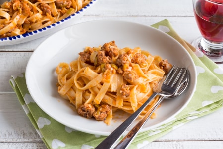 Tagliatelle com cebolinha e linguiça