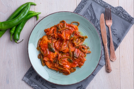 Lombo ensopado com cebolas e pimenta