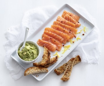 Carpaccio de salmão com guacamole de limão