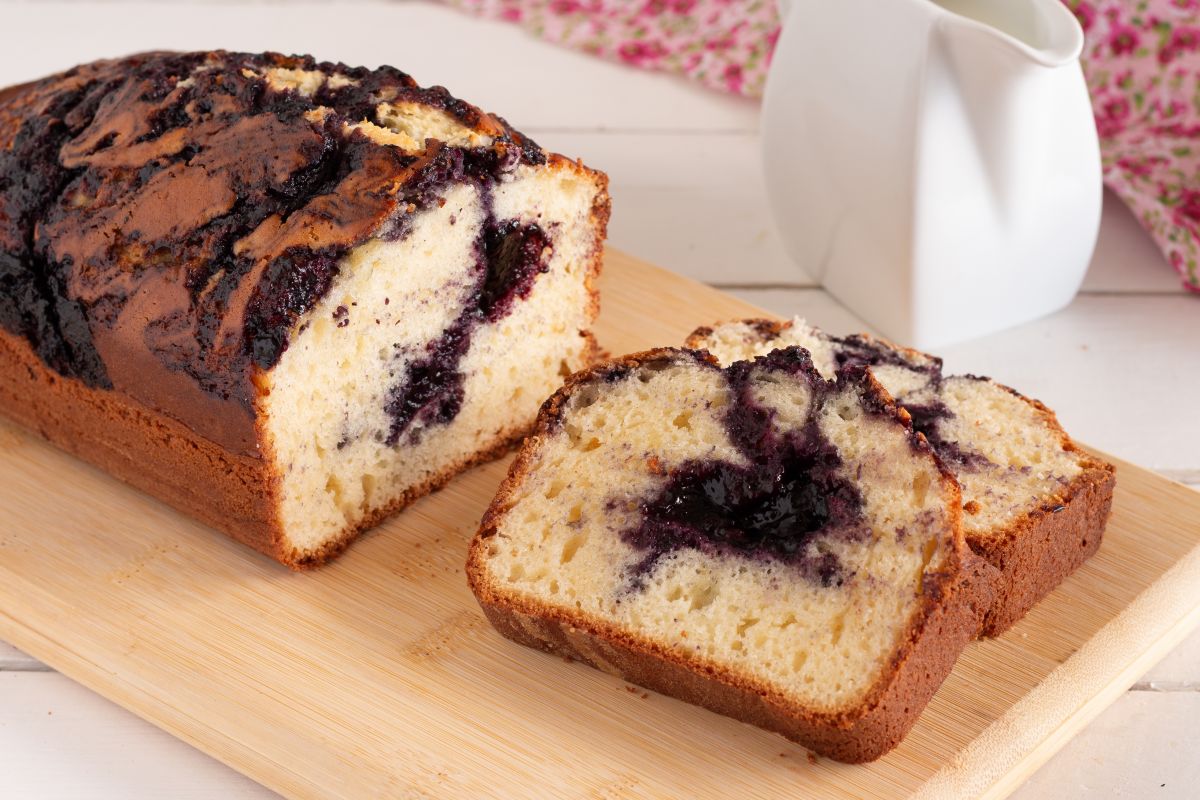 Bolo de Ricota e Geleia de Mirtilo