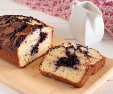 Bolo de Ricota e Geleia de Mirtilo