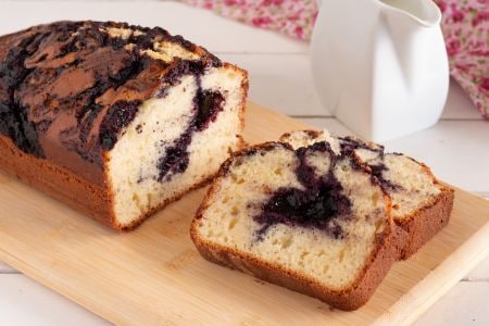 Bolo de Ricota e Geleia de Mirtilo