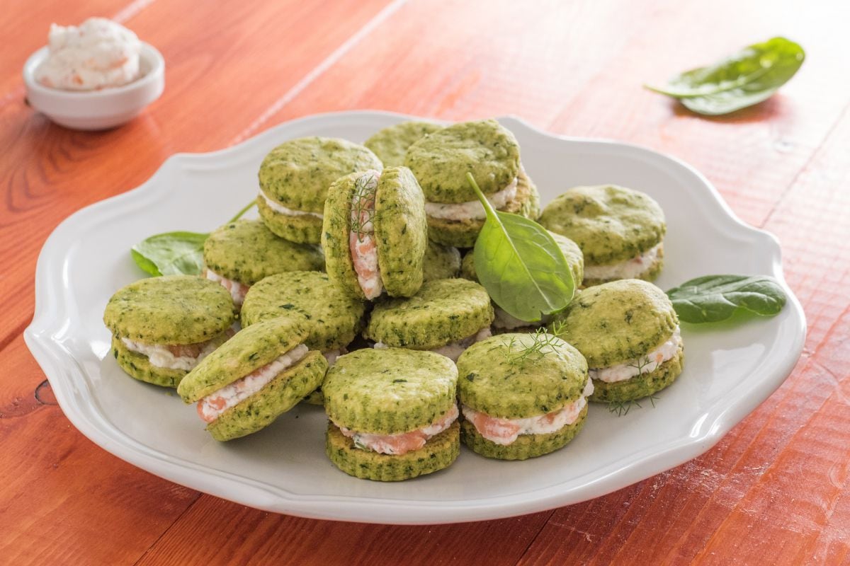 Biscoitos de espinafre com creme de salmão