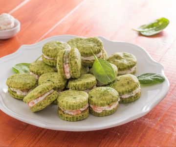Biscoitos de espinafre com creme de salmão