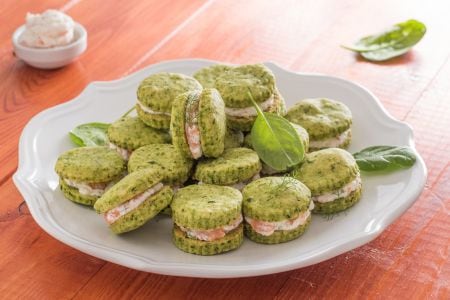 Biscoitos de espinafre com creme de salmão