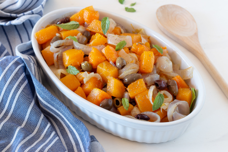 Abóbora na frigideira com cebolas e azeitonas