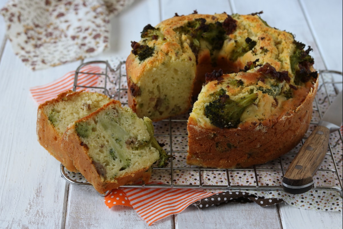 Bolo de brócolis e linguiça
