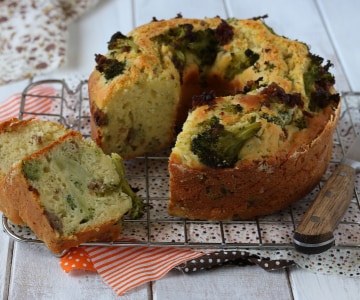 Bolo de brócolis e linguiça