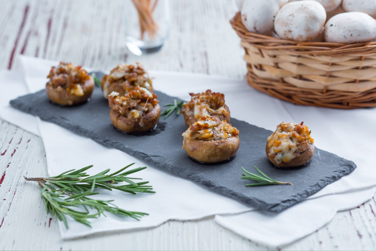 Cogumelos champignon recheados com linguiça