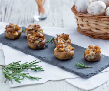 Cogumelos champignon recheados com linguiça