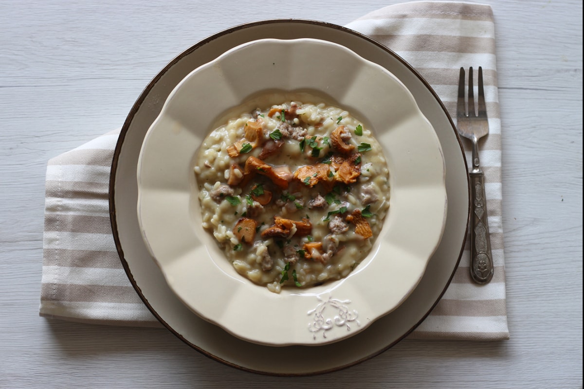 Risoto de cogumelos e linguiça