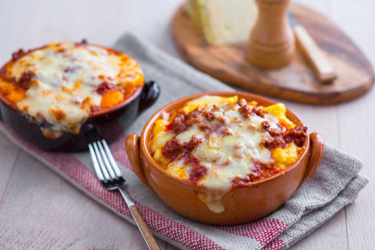 Polenta com linguiça e queijo