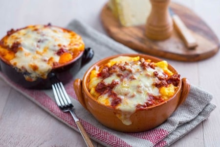 Polenta com linguiça e queijo