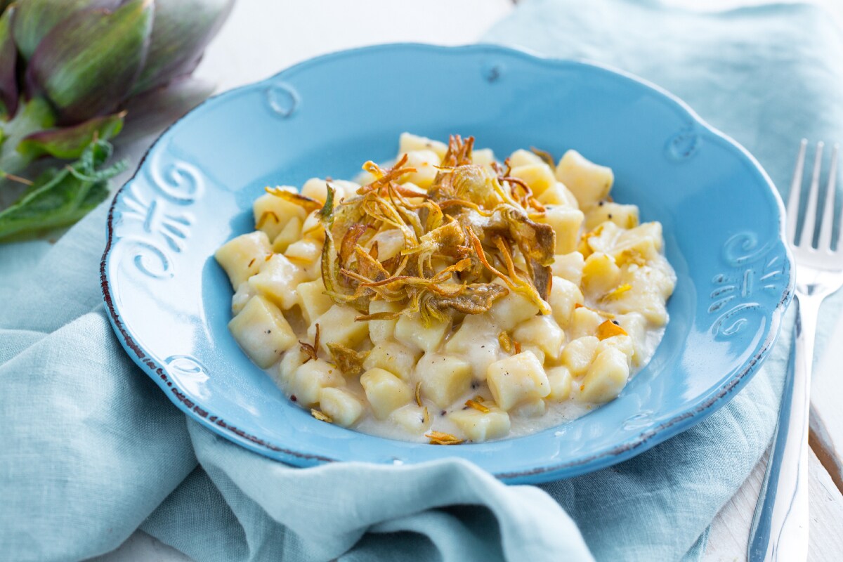 Nhoque cacio e pepe com alcachofras crocantes