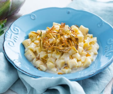 Nhoque cacio e pepe com alcachofras crocantes