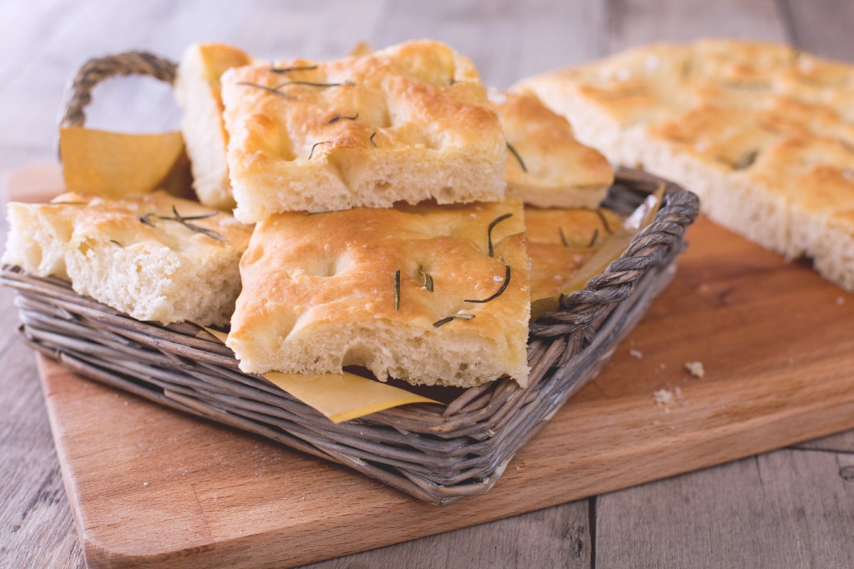 Focaccia simples feita em casa